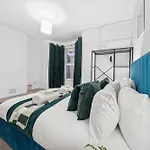 Lawrence Ave 4bd-2storey House Fast Wifi Families & Leisure By Altoluxo Short Lets & Serviced With Free Wifi & Parking Apartment *