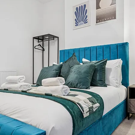 Apartment Lawrence Ave 4bd-2storey House Fast Wifi Families & Leisure By Altoluxo Short Lets & Serviced With Free Wifi & Parking *