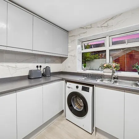 Lawrence Ave 4bd-2storey House Fast Wifi Families & Leisure By Altoluxo Short Lets & Serviced With Free Wifi & Parking Apartament *