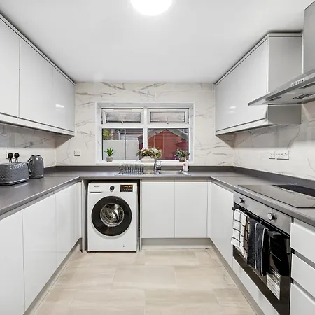 Apartament Lawrence Ave 4bd-2storey House Fast Wifi Families & Leisure By Altoluxo Short Lets & Serviced With Free Wifi & Parking *