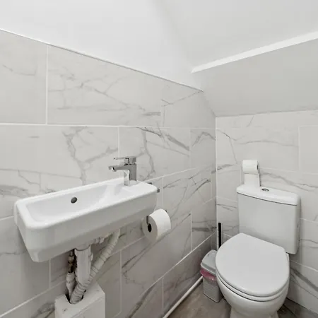 Apartament Lawrence Ave 4bd-2storey House Fast Wifi Families & Leisure By Altoluxo Short Lets & Serviced With Free Wifi & Parking