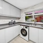 Lawrence Ave 4bd-2storey House Fast Wifi Families & Leisure By Altoluxo Short Lets & Serviced With Free Wifi & Parking Lägenhet *