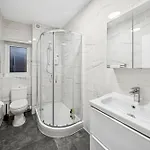 شقة Lawrence Ave 4bd-2storey House Fast Wifi Families & Leisure By Altoluxo Short Lets & Serviced With Free Wifi & Parking *