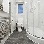 Lawrence Ave 4bd-2storey House Fast Wifi Families & Leisure By Altoluxo Short Lets & Serviced With Free Wifi & Parking *