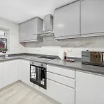 Lawrence Ave 4bd-2storey House Fast Wifi Families & Leisure By Altoluxo Short Lets & Serviced With Free Wifi & Parking شقة