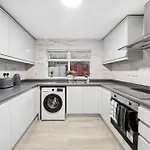 شقة Lawrence Ave 4bd-2storey House Fast Wifi Families & Leisure By Altoluxo Short Lets & Serviced With Free Wifi & Parking *