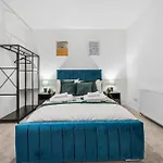 Lawrence Ave 4bd-2storey House Fast Wifi Families & Leisure By Altoluxo Short Lets & Serviced With Free Wifi & Parking *