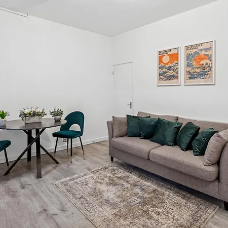 Lawrence Ave 4bd-2storey House Fast Wifi Families & Leisure By Altoluxo Short Lets & Serviced With Free Wifi & Parking Daire