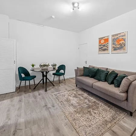 Апартаменти Lawrence Ave 4bd-2storey House Fast Wifi Families & Leisure By Altoluxo Short Lets & Serviced With Free Wifi & Parking Бристоль