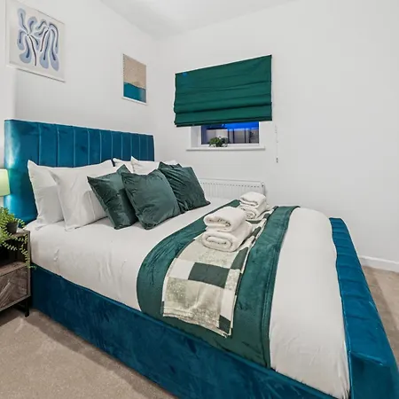 Lawrence Ave 4bd-2storey House Fast Wifi Families & Leisure By Altoluxo Short Lets & Serviced With Free Wifi & Parking شقة *