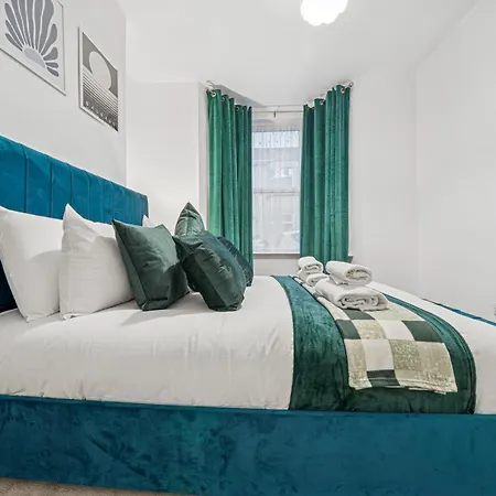 Апартаменти Lawrence Ave 4bd-2storey House Fast Wifi Families & Leisure By Altoluxo Short Lets & Serviced With Free Wifi & Parking Бристоль