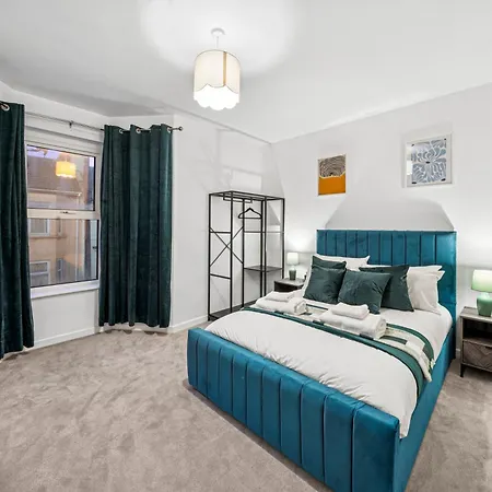 Lawrence Ave 4bd-2storey House Fast Wifi Families & Leisure By Altoluxo Short Lets & Serviced With Free Wifi & Parking *