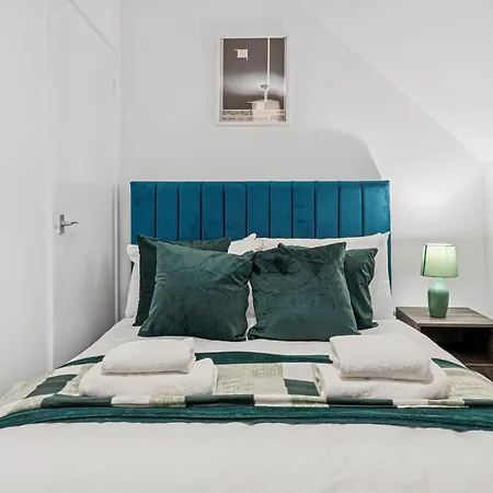 Апартаменти Lawrence Ave 4bd-2storey House Fast Wifi Families & Leisure By Altoluxo Short Lets & Serviced With Free Wifi & Parking Бристоль