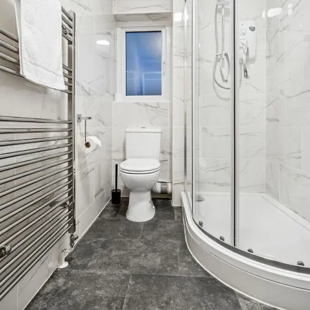 Lawrence Ave 4bd-2storey House Fast Wifi Families & Leisure By Altoluxo Short Lets & Serviced With Free Wifi & Parking *