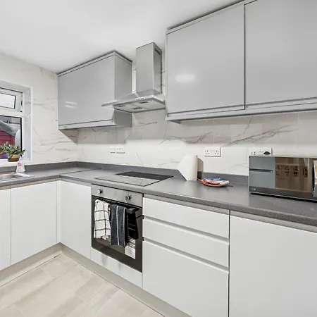 Lawrence Ave 4bd-2storey House Fast Wifi Families & Leisure By Altoluxo Short Lets & Serviced With Free Wifi & Parking Апартаменти