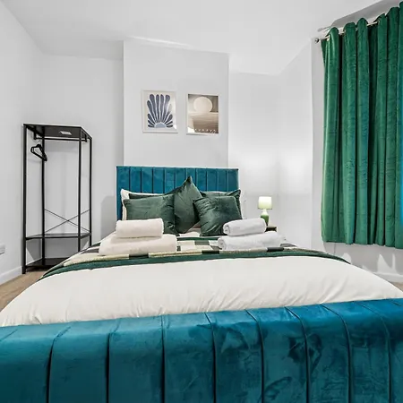 Апартаменти Lawrence Ave 4bd-2storey House Fast Wifi Families & Leisure By Altoluxo Short Lets & Serviced With Free Wifi & Parking Бристоль