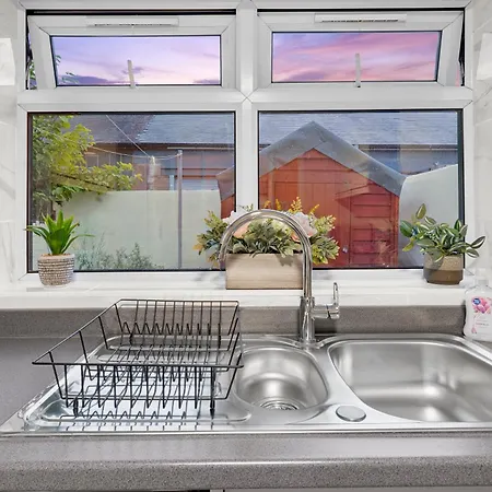 Апартаменти Lawrence Ave 4bd-2storey House Fast Wifi Families & Leisure By Altoluxo Short Lets & Serviced With Free Wifi & Parking *