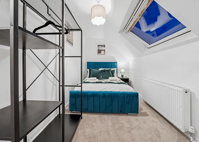 Apartment Lawrence Ave 4bd-2storey House Fast Wifi Families & Leisure By Altoluxo Short Lets & Serviced With Free Wifi & Parking