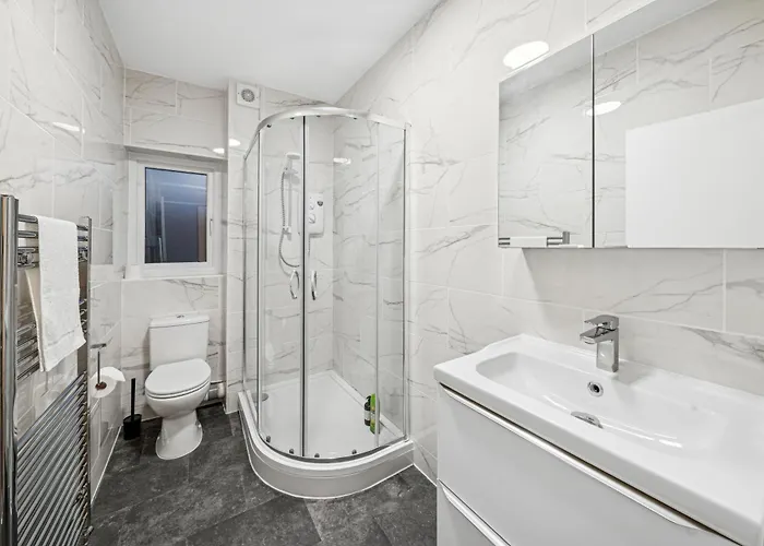 Apartment Lawrence Ave 4bd-2storey House Fast Wifi Families & Leisure By Altoluxo Short Lets & Serviced With Free Wifi & Parking *