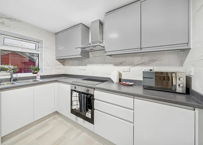 Lawrence Ave 4bd-2storey House Fast Wifi Families & Leisure By Altoluxo Short Lets & Serviced With Free Wifi & Parking Daire