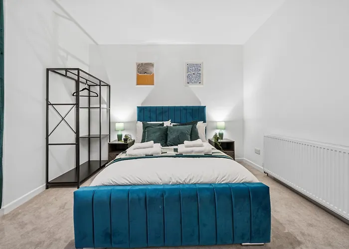 Lawrence Ave 4bd-2storey House Fast Wifi Families & Leisure By Altoluxo Short Lets & Serviced With Free Wifi & Parking *