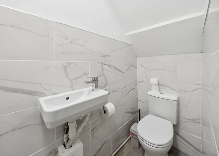 Apartment Lawrence Ave 4bd-2storey House Fast Wifi Families & Leisure By Altoluxo Short Lets & Serviced With Free Wifi & Parking