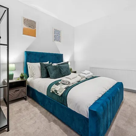 Lawrence Ave 4bd-2storey House Fast Wifi Families & Leisure By Altoluxo Short Lets & Serviced With Free Wifi & Parking דירה *