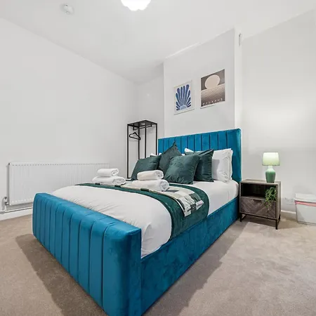 Lawrence Ave 4bd-2storey House Fast Wifi Families & Leisure By Altoluxo Short Lets & Serviced With Free Wifi & Parking דירה