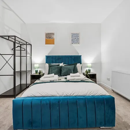 Lawrence Ave 4bd-2storey House Fast Wifi Families & Leisure By Altoluxo Short Lets & Serviced With Free Wifi & Parking *