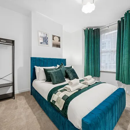 Lawrence Ave 4bd-2storey House Fast Wifi Families & Leisure By Altoluxo Short Lets & Serviced With Free Wifi & Parking * בריסטול