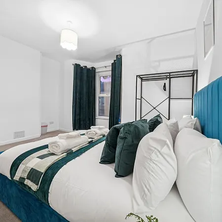 Lawrence Ave 4bd-2storey House Fast Wifi Families & Leisure By Altoluxo Short Lets & Serviced With Free Wifi & Parking דירה *