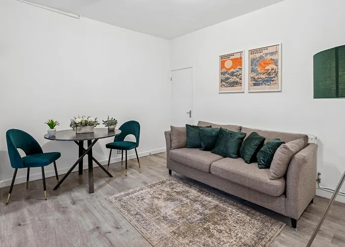 Lawrence Ave 4bd-2storey House Fast Wifi Families & Leisure By Altoluxo Short Lets & Serviced With Free Wifi & Parking Apartamento