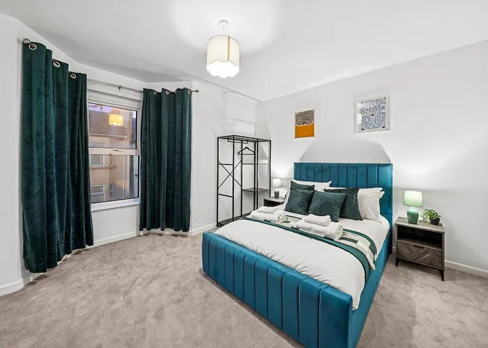 Lawrence Ave 4bd-2storey House Fast Wifi Families & Leisure By Altoluxo Short Lets & Serviced With Free Wifi & Parking *