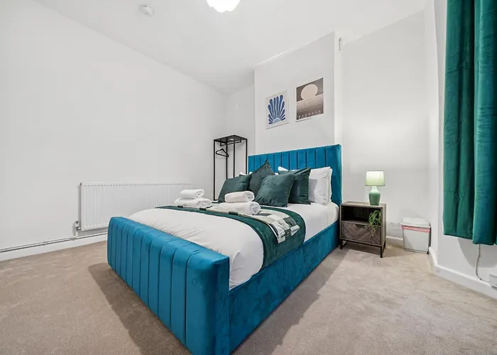 Lawrence Ave 4bd-2storey House Fast Wifi Families & Leisure By Altoluxo Short Lets & Serviced With Free Wifi & Parking Apartamento