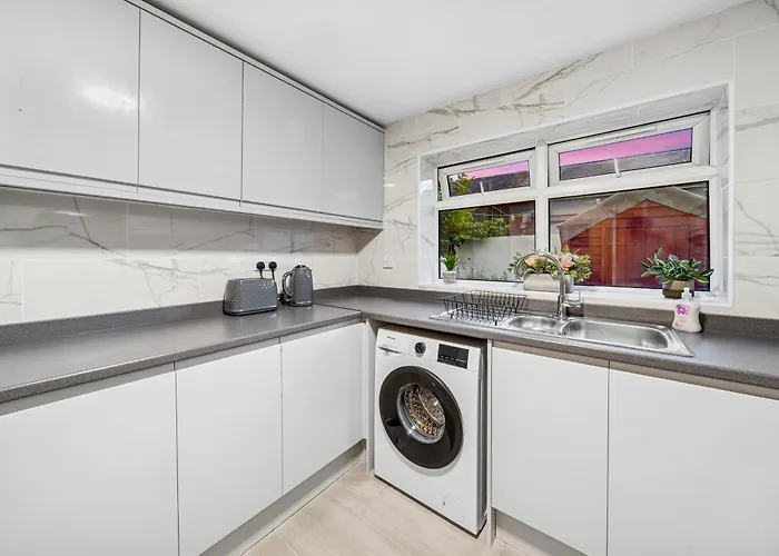 Lawrence Ave 4bd-2storey House Fast Wifi Families & Leisure By Altoluxo Short Lets & Serviced With Free Wifi & Parking Apartamento *