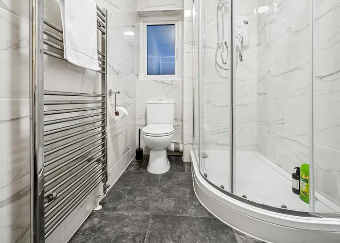 Lawrence Ave 4bd-2storey House Fast Wifi Families & Leisure By Altoluxo Short Lets & Serviced With Free Wifi & Parking *