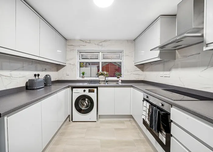 Apartamento Lawrence Ave 4bd-2storey House Fast Wifi Families & Leisure By Altoluxo Short Lets & Serviced With Free Wifi & Parking *