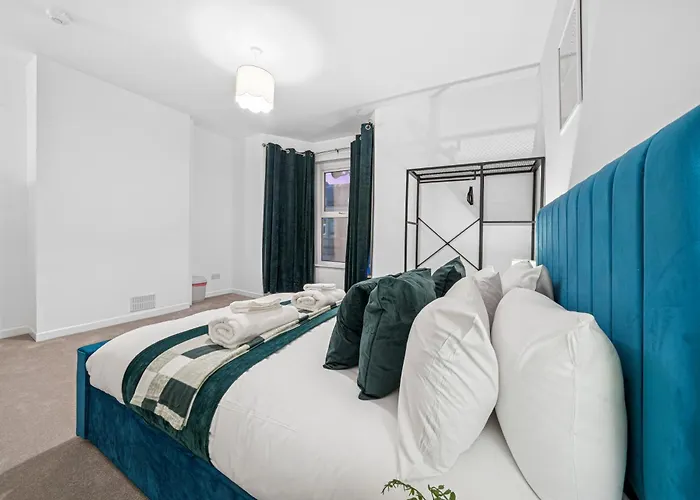 Lawrence Ave 4bd-2storey House Fast Wifi Families & Leisure By Altoluxo Short Lets & Serviced With Free Wifi & Parking Apartamento *