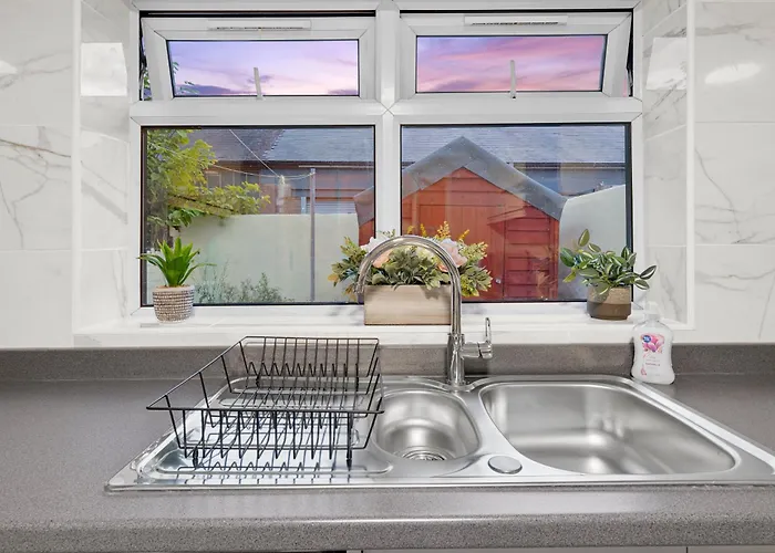 Apartamento Lawrence Ave 4bd-2storey House Fast Wifi Families & Leisure By Altoluxo Short Lets & Serviced With Free Wifi & Parking *